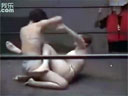 日本美女摔跤视频 我还以为她们是在跳脱衣舞！