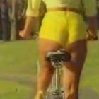 骑自行车的性感紧身短裤美女搞笑视频