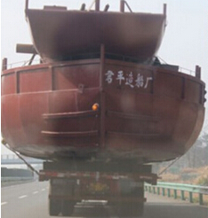 上海公路屌炸天卡车，装了一艘17米重100吨的船……