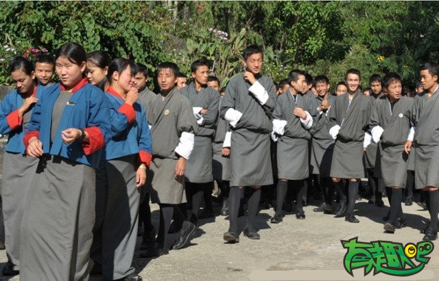不丹，据说学生上学不用背书包，所有文具和书本都揣在怀里，衣服鼓鼓囊囊的。 - 搞笑图片,幽默笑话,搞笑段子,爆笑图片