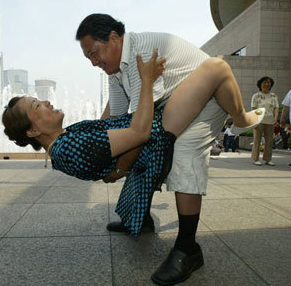 人民广场上大妈大爷的健身舞，小伙伴惊呆了
