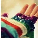 戴手套的女生头像 比较适合冬天用