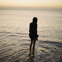 有夕阳有海边的唯美女生头像，时光和人都在变