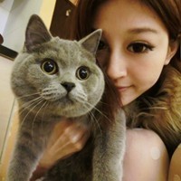 抱着猫的QQ女生头像，喜爱猫咪的可爱女生头像图片