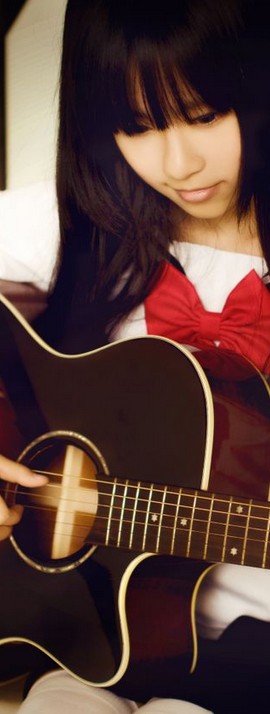 弹吉他的女生QQ皮肤图片，我爱那些会弹吉他的女孩们