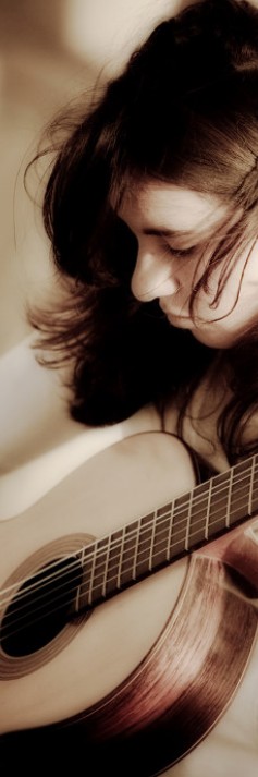 弹吉他的女生QQ皮肤图片，我爱那些会弹吉他的女孩们