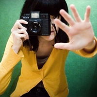 手拿单反相机的唯美女生头像，拍摄生活中最美的画面