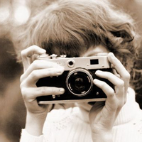 手拿单反相机的唯美女生头像，拍摄生活中最美的画面