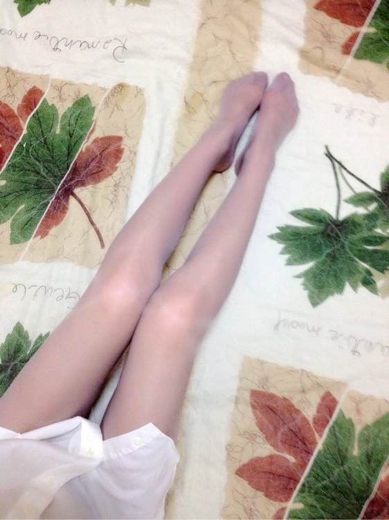 QQ性感女生丝袜皮肤，超漂亮的真人丝袜美腿照片