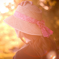唯美复古风的戴帽子女生头像，给人很田园的感觉