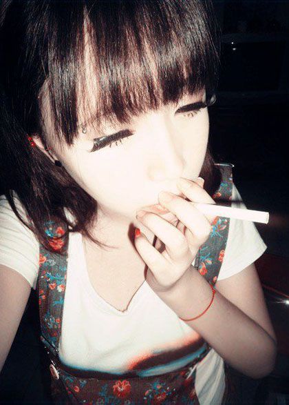 霸气的抽烟女生QQ皮肤图片，欧美范儿女生抽烟皮肤图片