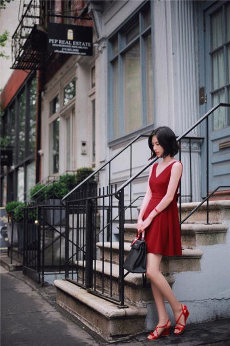 穿红色裙子的女生QQ皮肤图片