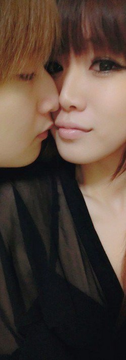 亲吻的情侣QQ皮肤图片，爱情是从告白开始的