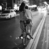 骑单车的情侣QQ头像，一张两人一男一女