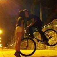 骑单车的情侣QQ头像，一张两人一男一女