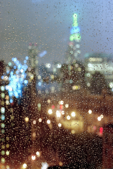 下雨天的QQ唯美皮肤图片，突然觉得雨夜好美不是么
