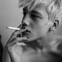 欧美抽烟的男生黑白非主流头像