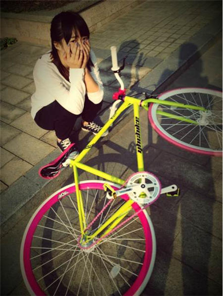 骑自行车的女生QQ皮肤图片