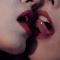 接吻时舌头怎么动动态图 接吻时女生的生理反应