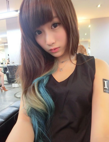 这头发的颜色和妹子很配_WWW.XIEEBANG.COM