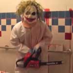 小丑版史诗级电锯惊魂恶作剧视频 谁还敢蛋定上厕所？