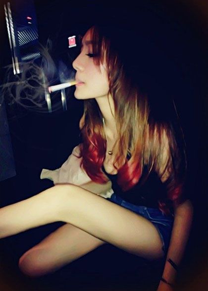 霸气的抽烟女生QQ皮肤图片，欧美范儿女生抽烟皮肤图片